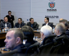 O governador Carlos Massa Ratinho Junior recebeu nesta segunda-feira (20), no Palácio Iguaçu, os prefeitos da região do extremo Noroeste do Paraná, municípios que integram o Consórcio Intermunicipal da APA Federal do Noroeste do Paraná (Comafen). Foto: Jaelson Lucas/ANPr