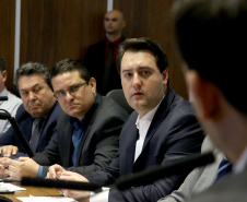 O governador Carlos Massa Ratinho Junior recebeu nesta segunda-feira (20), no Palácio Iguaçu, os prefeitos da região do extremo Noroeste do Paraná, municípios que integram o Consórcio Intermunicipal da APA Federal do Noroeste do Paraná (Comafen). Foto: Jaelson Lucas/ANPr