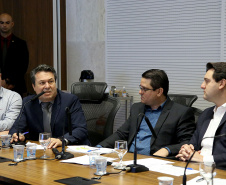 O governador Carlos Massa Ratinho Junior recebeu nesta segunda-feira (20), no Palácio Iguaçu, os prefeitos da região do extremo Noroeste do Paraná, municípios que integram o Consórcio Intermunicipal da APA Federal do Noroeste do Paraná (Comafen). Foto: Jaelson Lucas/ANPr