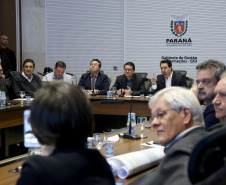 O governador Carlos Massa Ratinho Junior recebeu nesta segunda-feira (20), no Palácio Iguaçu, os prefeitos da região do extremo Noroeste do Paraná, municípios que integram o Consórcio Intermunicipal da APA Federal do Noroeste do Paraná (Comafen). Foto: Jaelson Lucas/ANPr