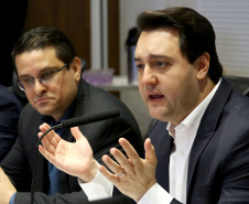 O governador Carlos Massa Ratinho Junior recebeu nesta segunda-feira (20), no Palácio Iguaçu, os prefeitos da região do extremo Noroeste do Paraná, municípios que integram o Consórcio Intermunicipal da APA Federal do Noroeste do Paraná (Comafen). Foto: Jaelson Lucas/ANPr