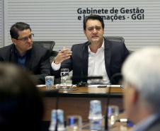 O governador Carlos Massa Ratinho Junior recebeu nesta segunda-feira (20), no Palácio Iguaçu, os prefeitos da região do extremo Noroeste do Paraná, municípios que integram o Consórcio Intermunicipal da APA Federal do Noroeste do Paraná (Comafen). Foto: Jaelson Lucas/ANPr