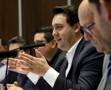 O governador Carlos Massa Ratinho Junior recebeu nesta segunda-feira (20), no Palácio Iguaçu, os prefeitos da região do extremo Noroeste do Paraná, municípios que integram o Consórcio Intermunicipal da APA Federal do Noroeste do Paraná (Comafen). Foto: Jaelson Lucas/ANPr
