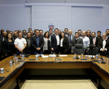 O governador Carlos Massa Ratinho Junior recebeu nesta segunda-feira (20), no Palácio Iguaçu, os prefeitos da região do extremo Noroeste do Paraná, municípios que integram o Consórcio Intermunicipal da APA Federal do Noroeste do Paraná (Comafen). Foto: Jaelson Lucas/ANPr