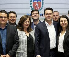 O governador Carlos Massa Ratinho Junior recebeu nesta segunda-feira (20), no Palácio Iguaçu, os prefeitos da região do extremo Noroeste do Paraná, municípios que integram o Consórcio Intermunicipal da APA Federal do Noroeste do Paraná (Comafen). Foto: Jaelson Lucas/ANPr