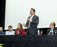 O governador Carlos Massa Ratinho Junior participa da abertura do XXXV Congresso Estadual de Secretários Municipais de Saúde do Paraná, no Centro Universitário da Fundação Assis Gurgacz (FAG)  em Cascavel nesta quinta-feira (23).   Cascavel, 23/05/2019 -  Foto: Geraldo Bubniak/ANPr