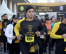 A 2ª Corrida da Casa Militar aconteceu neste domingo (26) em frente ao Palácio Iguaçu. Mais de 3 mil pessoas participaram do evento, que arrecadou agasalho para instituições sociais do Estado e também contribuirá com a campanha Corra para aquecer o inverno de quem precisa.As provas foram de 5 km e 10 km, caminhada de 3 km e kids, com chegada prevista também para o Palácio Iguaçu. Curitiba,26/05/2019 Foto:Jaelson Lucas / ANPr