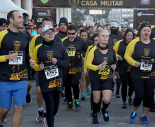 A 2ª Corrida da Casa Militar aconteceu neste domingo (26) em frente ao Palácio Iguaçu. Mais de 3 mil pessoas participaram do evento, que arrecadou agasalho para instituições sociais do Estado e também contribuirá com a campanha Corra para aquecer o inverno de quem precisa.As provas foram de 5 km e 10 km, caminhada de 3 km e kids, com chegada prevista também para o Palácio Iguaçu. Curitiba,26/05/2019 Foto:Jaelson Lucas / ANPr