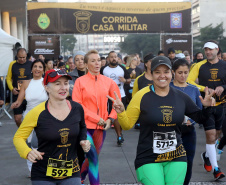 A 2ª Corrida da Casa Militar aconteceu neste domingo (26) em frente ao Palácio Iguaçu. Mais de 3 mil pessoas participaram do evento, que arrecadou agasalho para instituições sociais do Estado e também contribuirá com a campanha Corra para aquecer o inverno de quem precisa.As provas foram de 5 km e 10 km, caminhada de 3 km e kids, com chegada prevista também para o Palácio Iguaçu. Curitiba,26/05/2019 Foto:Jaelson Lucas / ANPr