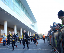 A 2ª Corrida da Casa Militar aconteceu neste domingo (26) em frente ao Palácio Iguaçu. Mais de 3 mil pessoas participaram do evento, que arrecadou agasalho para instituições sociais do Estado e também contribuirá com a campanha Corra para aquecer o inverno de quem precisa.As provas foram de 5 km e 10 km, caminhada de 3 km e kids, com chegada prevista também para o Palácio Iguaçu. Curitiba,26/05/2019 Foto:Jaelson Lucas / ANPr