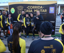 A 2ª Corrida da Casa Militar aconteceu neste domingo (26) em frente ao Palácio Iguaçu. Mais de 3 mil pessoas participaram do evento, que arrecadou agasalho para instituições sociais do Estado e também contribuirá com a campanha Corra para aquecer o inverno de quem precisa.As provas foram de 5 km e 10 km, caminhada de 3 km e kids, com chegada prevista também para o Palácio Iguaçu. Curitiba,26/05/2019 Foto:Jaelson Lucas / ANPr