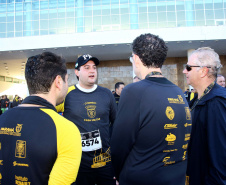 A 2ª Corrida da Casa Militar aconteceu neste domingo (26) em frente ao Palácio Iguaçu. Mais de 3 mil pessoas participaram do evento, que arrecadou agasalho para instituições sociais do Estado e também contribuirá com a campanha Corra para aquecer o inverno de quem precisa.As provas foram de 5 km e 10 km, caminhada de 3 km e kids, com chegada prevista também para o Palácio Iguaçu. Curitiba,26/05/2019 Foto:Jaelson Lucas / ANPr