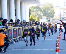 A 2ª Corrida da Casa Militar aconteceu neste domingo (26) em frente ao Palácio Iguaçu. Mais de 3 mil pessoas participaram do evento, que arrecadou agasalho para instituições sociais do Estado e também contribuirá com a campanha Corra para aquecer o inverno de quem precisa.As provas foram de 5 km e 10 km, caminhada de 3 km e kids, com chegada prevista também para o Palácio Iguaçu. Curitiba,26/05/2019 Foto:Jaelson Lucas / ANPr