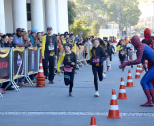 A 2ª Corrida da Casa Militar aconteceu neste domingo (26) em frente ao Palácio Iguaçu. Mais de 3 mil pessoas participaram do evento, que arrecadou agasalho para instituições sociais do Estado e também contribuirá com a campanha Corra para aquecer o inverno de quem precisa.As provas foram de 5 km e 10 km, caminhada de 3 km e kids, com chegada prevista também para o Palácio Iguaçu. Curitiba,26/05/2019 Foto:Jaelson Lucas / ANPr