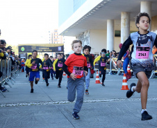 A 2ª Corrida da Casa Militar aconteceu neste domingo (26) em frente ao Palácio Iguaçu. Mais de 3 mil pessoas participaram do evento, que arrecadou agasalho para instituições sociais do Estado e também contribuirá com a campanha Corra para aquecer o inverno de quem precisa.As provas foram de 5 km e 10 km, caminhada de 3 km e kids, com chegada prevista também para o Palácio Iguaçu. Curitiba,26/05/2019 Foto:Jaelson Lucas / ANPr