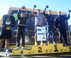 A 2ª Corrida da Casa Militar aconteceu neste domingo (26) em frente ao Palácio Iguaçu. Mais de 3 mil pessoas participaram do evento, que arrecadou agasalho para instituições sociais do Estado e também contribuirá com a campanha Corra para aquecer o inverno de quem precisa.As provas foram de 5 km e 10 km, caminhada de 3 km e kids, com chegada prevista também para o Palácio Iguaçu. Curitiba,26/05/2019 Foto:Jaelson Lucas / ANPr
