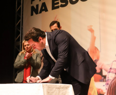 O governador Carlos Massa Ratinho Junior e o secretário da Educação e Esporte, Renato Feder, apresentaram nesta segunda-feira (27/05) o programa Escola Presente, criado para evitar o abandono escolar.Curitiba, 27-05-19.Foto: -  Foto: Rodrigo Félix Leal/ANPr