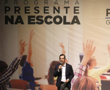 O governador Carlos Massa Ratinho Junior e o secretário da Educação e Esporte, Renato Feder(foto), apresentaram nesta segunda-feira (27/05) o programa Escola Presente, criado para evitar o abandono escolar.Curitiba, 27-05-19.Foto: Arnaldo Alves / ANPr.
