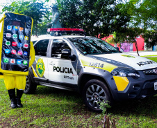 Uma grande mobilização de conscientização sobre segurança no trânsito foi desencadeada pela Polícia Militar nesta segunda-feira (27), Dia Estadual de Prevenção a Acidentes de Trânsito, por conta das atividades educativas da campanha Maio Amarelo. As equipes policiais abordaram motoristas, pedestres e ciclista, com apoio de voluntários de entidades e órgãos ligados ao trânsito nas principais cidades do Paraná.  Curitiba, 27/05/2019  -  Foto: Soldado Amanda Morais