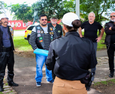 Uma grande mobilização de conscientização sobre segurança no trânsito foi desencadeada pela Polícia Militar nesta segunda-feira (27), Dia Estadual de Prevenção a Acidentes de Trânsito, por conta das atividades educativas da campanha Maio Amarelo. As equipes policiais abordaram motoristas, pedestres e ciclista, com apoio de voluntários de entidades e órgãos ligados ao trânsito nas principais cidades do Paraná.  Curitiba, 27/05/2019  -  Foto: Soldado Amanda Morais