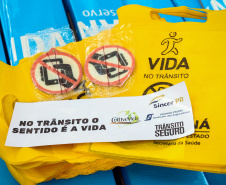 Uma grande mobilização de conscientização sobre segurança no trânsito foi desencadeada pela Polícia Militar nesta segunda-feira (27), Dia Estadual de Prevenção a Acidentes de Trânsito, por conta das atividades educativas da campanha Maio Amarelo. As equipes policiais abordaram motoristas, pedestres e ciclista, com apoio de voluntários de entidades e órgãos ligados ao trânsito nas principais cidades do Paraná.  Curitiba, 27/05/2019  -  Foto: Soldado Amanda Morais
