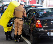 Uma grande mobilização de conscientização sobre segurança no trânsito foi desencadeada pela Polícia Militar nesta segunda-feira (27), Dia Estadual de Prevenção a Acidentes de Trânsito, por conta das atividades educativas da campanha Maio Amarelo. As equipes policiais abordaram motoristas, pedestres e ciclista, com apoio de voluntários de entidades e órgãos ligados ao trânsito nas principais cidades do Paraná.  Curitiba, 27/05/2019  -  Foto: Soldado Amanda Morais