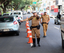Uma grande mobilização de conscientização sobre segurança no trânsito foi desencadeada pela Polícia Militar nesta segunda-feira (27), Dia Estadual de Prevenção a Acidentes de Trânsito, por conta das atividades educativas da campanha Maio Amarelo. As equipes policiais abordaram motoristas, pedestres e ciclista, com apoio de voluntários de entidades e órgãos ligados ao trânsito nas principais cidades do Paraná.  Curitiba, 27/05/2019  -  Foto: Soldado Amanda Morais