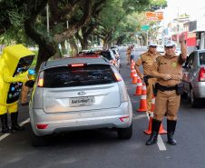 Uma grande mobilização de conscientização sobre segurança no trânsito foi desencadeada pela Polícia Militar nesta segunda-feira (27), Dia Estadual de Prevenção a Acidentes de Trânsito, por conta das atividades educativas da campanha Maio Amarelo. As equipes policiais abordaram motoristas, pedestres e ciclista, com apoio de voluntários de entidades e órgãos ligados ao trânsito nas principais cidades do Paraná.  Curitiba, 27/05/2019  -  Foto: Soldado Amanda Morais