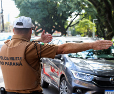 Uma grande mobilização de conscientização sobre segurança no trânsito foi desencadeada pela Polícia Militar nesta segunda-feira (27), Dia Estadual de Prevenção a Acidentes de Trânsito, por conta das atividades educativas da campanha Maio Amarelo. As equipes policiais abordaram motoristas, pedestres e ciclista, com apoio de voluntários de entidades e órgãos ligados ao trânsito nas principais cidades do Paraná.  Curitiba, 27/05/2019  -  Foto: Soldado Amanda Morais