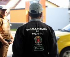 Uma grande mobilização de conscientização sobre segurança no trânsito foi desencadeada pela Polícia Militar nesta segunda-feira (27), Dia Estadual de Prevenção a Acidentes de Trânsito, por conta das atividades educativas da campanha Maio Amarelo. As equipes policiais abordaram motoristas, pedestres e ciclista, com apoio de voluntários de entidades e órgãos ligados ao trânsito nas principais cidades do Paraná.  Curitiba, 27/05/2019  -  Foto: Soldado Amanda Morais