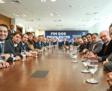 A Proposta de Emenda à Constituição (PEC) que põe fim à aposentadoria vitalícia de governadores, enviada no início do ano à Assembleia Legislativa pelo governador Carlos Massa Ratinho Junior, foi promulgada nesta quarta-feira (29), em solenidade no Palácio Iguaçu.  -  Curitiba, 29/05/2019  -  Foto: Rodrigo Félix Leal/ANPr