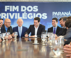 A Proposta de Emenda à Constituição (PEC) que põe fim à aposentadoria vitalícia de governadores, enviada no início do ano à Assembleia Legislativa pelo governador Carlos Massa Ratinho Junior, foi promulgada nesta quarta-feira (29), em solenidade no Palácio Iguaçu.  -  Curitiba, 29/05/2019  -  Foto: Rodrigo Félix Leal/ANPr