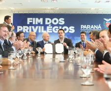A Proposta de Emenda à Constituição (PEC) que põe fim à aposentadoria vitalícia de governadores, enviada no início do ano à Assembleia Legislativa pelo governador Carlos Massa Ratinho Junior, foi promulgada nesta quarta-feira (29), em solenidade no Palácio Iguaçu.  -  Curitiba, 29/05/2019  -  Foto: Rodrigo Félix Leal/ANPr