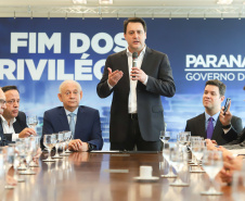 A Proposta de Emenda à Constituição (PEC) que põe fim à aposentadoria vitalícia de governadores, enviada no início do ano à Assembleia Legislativa pelo governador Carlos Massa Ratinho Junior, foi promulgada nesta quarta-feira (29), em solenidade no Palácio Iguaçu.  -  Curitiba, 29/05/2019  -  Foto: Rodrigo Félix Leal/ANPr