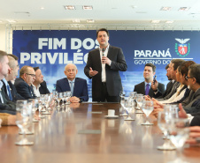 A Proposta de Emenda à Constituição (PEC) que põe fim à aposentadoria vitalícia de governadores, enviada no início do ano à Assembleia Legislativa pelo governador Carlos Massa Ratinho Junior, foi promulgada nesta quarta-feira (29), em solenidade no Palácio Iguaçu.  -  Curitiba, 29/05/2019  -  Foto: Rodrigo Félix Leal/ANPr