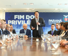 A Proposta de Emenda à Constituição (PEC) que põe fim à aposentadoria vitalícia de governadores, enviada no início do ano à Assembleia Legislativa pelo governador Carlos Massa Ratinho Junior, foi promulgada nesta quarta-feira (29), em solenidade no Palácio Iguaçu.  -  Curitiba, 29/05/2019  -  Foto: Rodrigo Félix Leal/ANPr