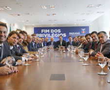 A Proposta de Emenda Constitucional (PEC) que põe fim à aposentadoria vitalícia de governadores será promulgada nesta quarta-feira (29) em solenidade, no Palácio Iguaçu pelo governador Carlos Massa Ratinho Junior. Participaram: presidente da Assembleia Legislativa, dep. Ademar Traiano e vários deputados estaduais.Curitiba, 29-05-19.Foto: Arnaldo Alves / ANPr.
