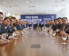 A Proposta de Emenda Constitucional (PEC) que põe fim à aposentadoria vitalícia de governadores será promulgada nesta quarta-feira (29) em solenidade, no Palácio Iguaçu pelo governador Carlos Massa Ratinho Junior. Participaram: presidente da Assembleia Legislativa, dep. Ademar Traiano e vários deputados estaduais.Curitiba, 29-05-19.Foto: Arnaldo Alves / ANPr.