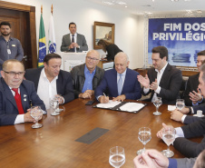 A Proposta de Emenda Constitucional (PEC) que põe fim à aposentadoria vitalícia de governadores será promulgada nesta quarta-feira (29) em solenidade, no Palácio Iguaçu pelo governador Carlos Massa Ratinho Junior. Participaram: presidente da Assembleia Legislativa, dep. Ademar Traiano e vários deputados estaduais.Curitiba, 29-05-19.Foto: Arnaldo Alves / ANPr.