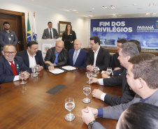 A Proposta de Emenda Constitucional (PEC) que põe fim à aposentadoria vitalícia de governadores será promulgada nesta quarta-feira (29) em solenidade, no Palácio Iguaçu pelo governador Carlos Massa Ratinho Junior. Participaram: presidente da Assembleia Legislativa, dep. Ademar Traiano e vários deputados estaduais.Curitiba, 29-05-19.Foto: Arnaldo Alves / ANPr.