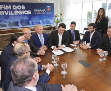 A Proposta de Emenda Constitucional (PEC) que põe fim à aposentadoria vitalícia de governadores será promulgada nesta quarta-feira (29) em solenidade, no Palácio Iguaçu pelo governador Carlos Massa Ratinho Junior. Participaram: presidente da Assembleia Legislativa, dep. Ademar Traiano e vários deputados estaduais.Curitiba, 29-05-19.Foto: Arnaldo Alves / ANPr.