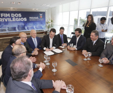A Proposta de Emenda Constitucional (PEC) que põe fim à aposentadoria vitalícia de governadores será promulgada nesta quarta-feira (29) em solenidade, no Palácio Iguaçu pelo governador Carlos Massa Ratinho Junior. Participaram: presidente da Assembleia Legislativa, dep. Ademar Traiano e vários deputados estaduais.Curitiba, 29-05-19.Foto: Arnaldo Alves / ANPr.