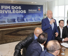 A Proposta de Emenda Constitucional (PEC) que põe fim à aposentadoria vitalícia de governadores será promulgada nesta quarta-feira (29) em solenidade, no Palácio Iguaçu pelo governador Carlos Massa Ratinho Junior. Participaram: presidente da Assembleia Legislativa, dep. Ademar Traiano e vários deputados estaduais.Curitiba, 29-05-19.Foto: Arnaldo Alves / ANPr.