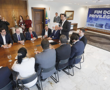 A Proposta de Emenda Constitucional (PEC) que põe fim à aposentadoria vitalícia de governadores será promulgada nesta quarta-feira (29) em solenidade, no Palácio Iguaçu pelo governador Carlos Massa Ratinho Junior. Participaram: presidente da Assembleia Legislativa, dep. Ademar Traiano e vários deputados estaduais.Curitiba, 29-05-19.Foto: Arnaldo Alves / ANPr.
