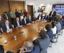 A Proposta de Emenda Constitucional (PEC) que põe fim à aposentadoria vitalícia de governadores será promulgada nesta quarta-feira (29) em solenidade, no Palácio Iguaçu pelo governador Carlos Massa Ratinho Junior. Participaram: presidente da Assembleia Legislativa, dep. Ademar Traiano e vários deputados estaduais.Curitiba, 29-05-19.Foto: Arnaldo Alves / ANPr.