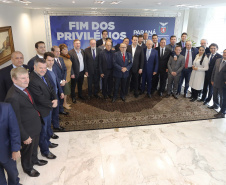A Proposta de Emenda Constitucional (PEC) que põe fim à aposentadoria vitalícia de governadores será promulgada nesta quarta-feira (29) em solenidade, no Palácio Iguaçu pelo governador Carlos Massa Ratinho Junior. Participaram: presidente da Assembleia Legislativa, dep. Ademar Traiano e vários deputados estaduais.Curitiba, 29-05-19.Foto: Arnaldo Alves / ANPr.