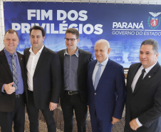A Proposta de Emenda Constitucional (PEC) que põe fim à aposentadoria vitalícia de governadores será promulgada nesta quarta-feira (29) em solenidade, no Palácio Iguaçu pelo governador Carlos Massa Ratinho Junior. Participaram: presidente da Assembleia Legislativa, dep. Ademar Traiano e vários deputados estaduais.Curitiba, 29-05-19.Foto: Arnaldo Alves / ANPr.