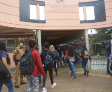 Presença policial transforma ambiente escolar e entorno em Foz do Iguaçu. Foto: Jaelson Lucas/AENPr