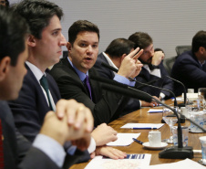 Representantes do Governo do Estado se reuniram nesta quarta-feira (29) com os deputados da base de apoio para apresentar a primeira versão do Banco de Projetos, que vai destinar R$ 375 milhões para licitar projetos executivos de grandes obras estruturais em todas as regiões do Estado. O chefe da Casa Civil, Guto Silva, coordenou a reunião  -  Curitiba, 29/05/2019  -  Foto: José Fernando Ogura/ANPr