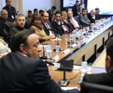 Representantes do Governo do Estado se reuniram nesta quarta-feira (29) com os deputados da base de apoio para apresentar a primeira versão do Banco de Projetos, que vai destinar R$ 375 milhões para licitar projetos executivos de grandes obras estruturais em todas as regiões do Estado. O chefe da Casa Civil, Guto Silva, coordenou a reunião  -  Curitiba, 29/05/2019  -  Foto: José Fernando Ogura/ANPr